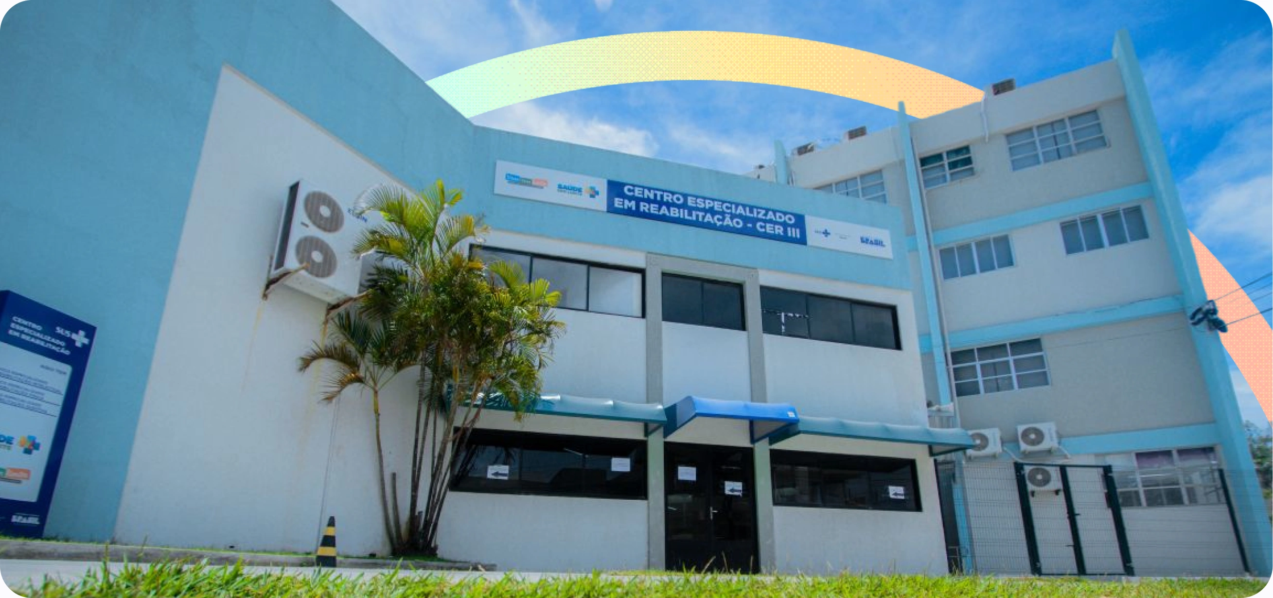 Fachada de um serviço de reabilitação em Alagoas, com um arco em cores suaves.